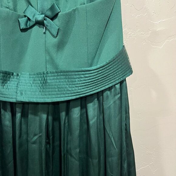 Vera Wang VW360214 Green Halter Formal Dress - Picture 6 of 8